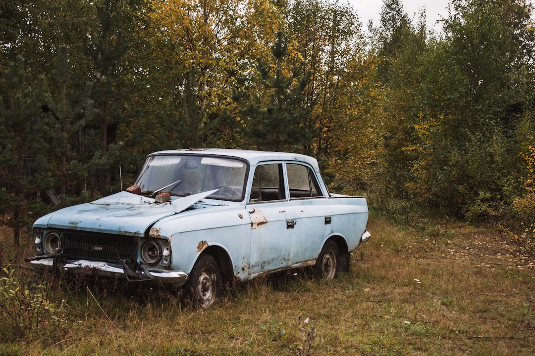 Эвакуатор загружает автомобиль